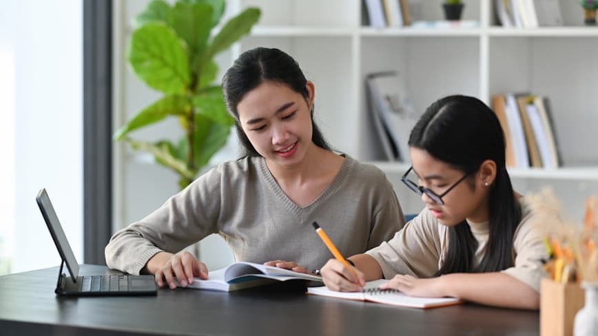 Tutor mengajar siswa